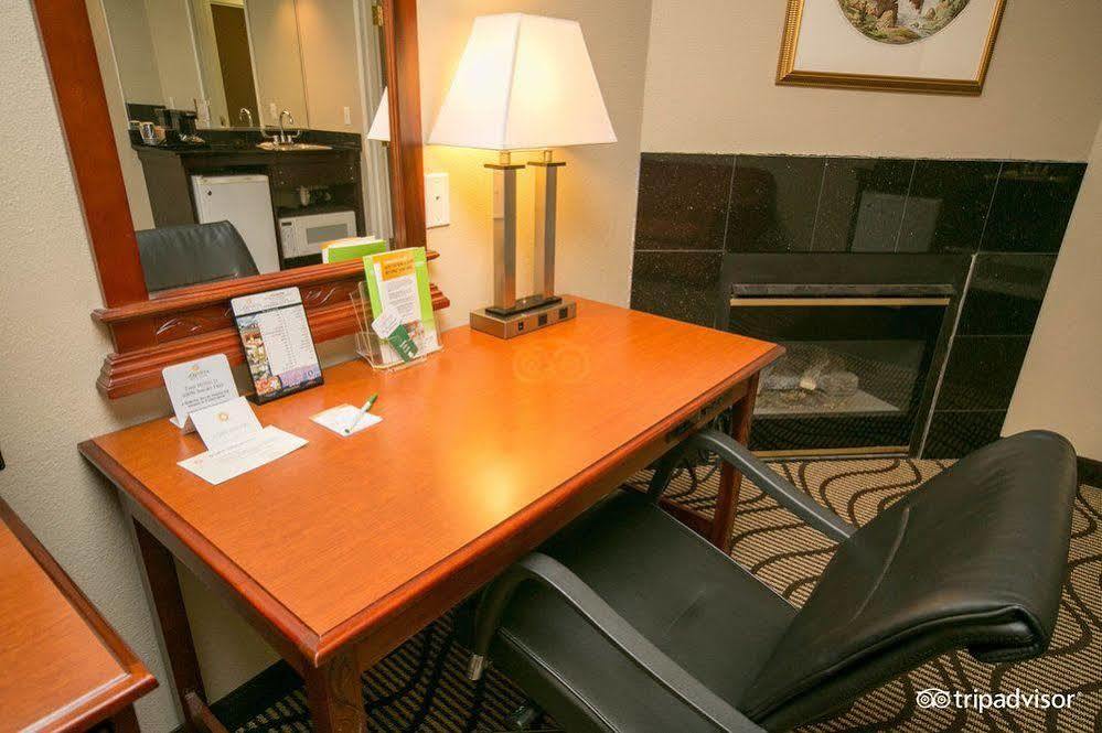 La Quinta Inn By Wyndham Sandusky Near Cedar Point Εξωτερικό φωτογραφία